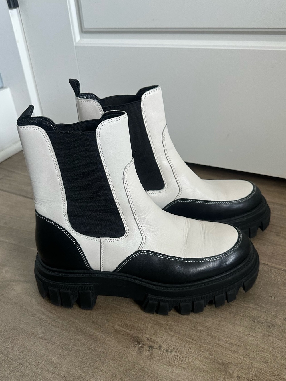 Marc Fisher 7.5 LTD Morgan Leather Chelsea Boots Black White Chunky Lug Sole Mot